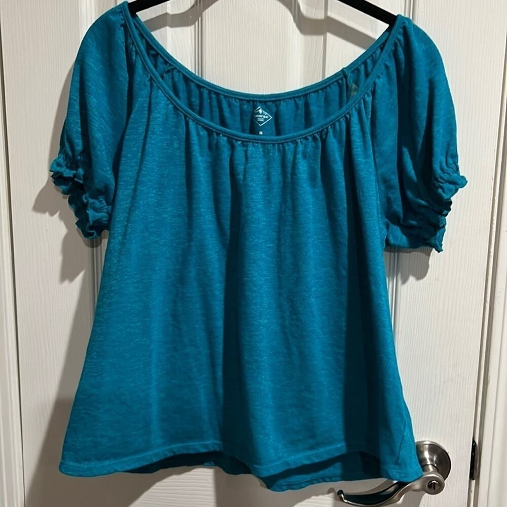 ST. John’s Bay Women’s Top ruffled sleeves Medium